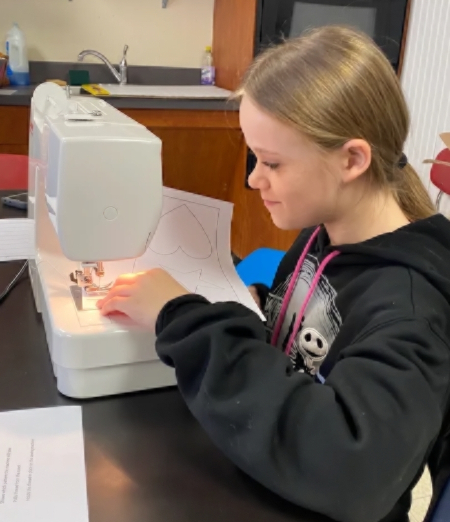 SIVELLS BEND ISD
4-H Students ~ Grades 6-7-8.
GETTING PREPARED FOR 4-H YOUTH FAIR
Enrichment Activities: ▪︎sewing
▪︎crochet
▪︎fiber arts
Students learned about sewing machines, sewing on paper, and seam allowance.
Projects:
▪︎ feed sack apron
▪︎ pillowcase
▪︎ pajama bottoms