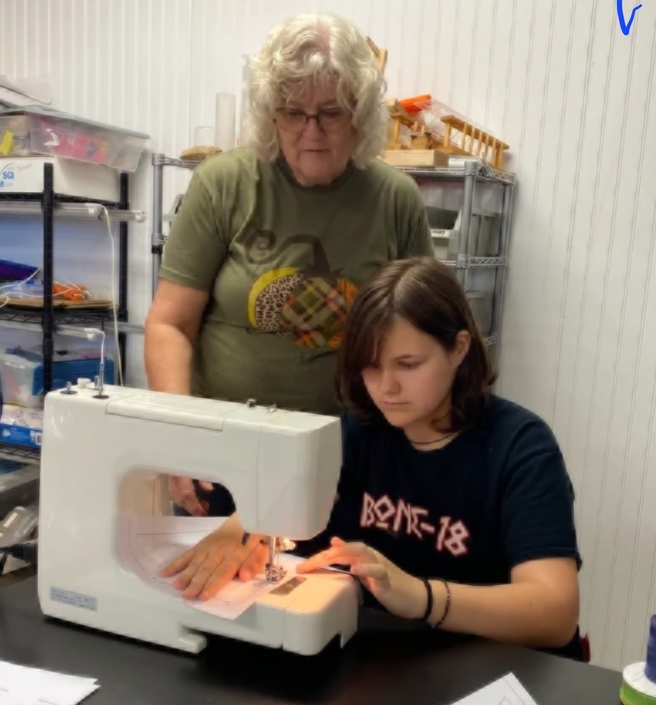 SIVELLS BEND ISD
4-H Students ~ Grades 6-7-8.
GETTING PREPARED FOR 4-H YOUTH FAIR
Enrichment Activities: ▪︎sewing
▪︎crochet
▪︎fiber arts
Students learned about sewing machines, sewing on paper, and seam allowance.
Projects:
▪︎ feed sack apron
▪︎ pillowcase
▪︎ pajama bottoms