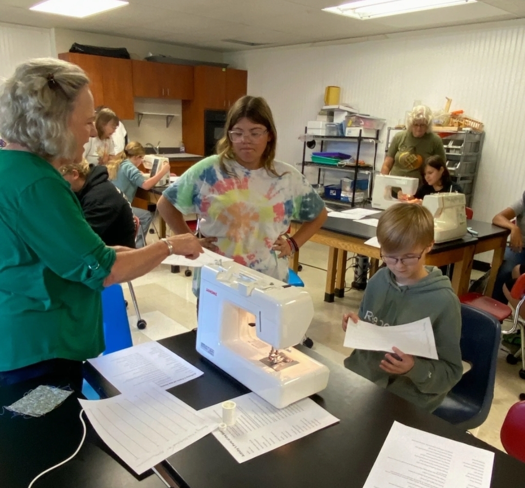 SIVELLS BEND ISD
4-H Students ~ Grades 6-7-8.
GETTING PREPARED FOR 4-H YOUTH FAIR
Enrichment Activities: ▪︎sewing
▪︎crochet
▪︎fiber arts
Students learned about sewing machines, sewing on paper, and seam allowance.
Projects:
▪︎ feed sack apron
▪︎ pillowcase
▪︎ pajama bottoms