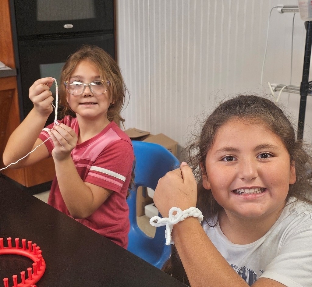 SIVELLS BEND ISD
4-H Students ~ Grades 6-7-8.
GETTING PREPARED FOR 4-H YOUTH FAIR
Enrichment Activities: ▪︎sewing
▪︎crochet
▪︎fiber arts
Students learned about sewing machines, sewing on paper, and seam allowance.
Projects:
▪︎ bracelet
▪︎ cap
▪︎ scarf