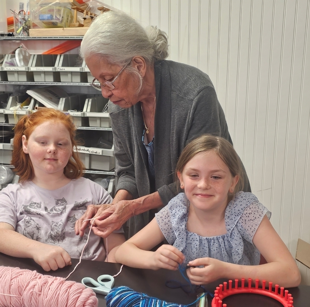 SIVELLS BEND ISD
4-H Students ~ Grades 6-7-8.
GETTING PREPARED FOR 4-H YOUTH FAIR
Enrichment Activities: ▪︎sewing
▪︎crochet
▪︎fiber arts
Students learned about sewing machines, sewing on paper, and seam allowance.
Projects:
▪︎ bracelet
▪︎ cap
▪︎ scarf