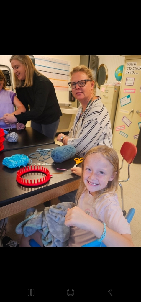 SIVELLS BEND ISD
4-H Students ~ Grades 6-7-8.
GETTING PREPARED FOR 4-H YOUTH FAIR
Enrichment Activities: ▪︎sewing
▪︎crochet
▪︎fiber arts
Students learned about sewing machines, sewing on paper, and seam allowance.
Projects:
▪︎ bracelet
▪︎ cap
▪︎ scarf