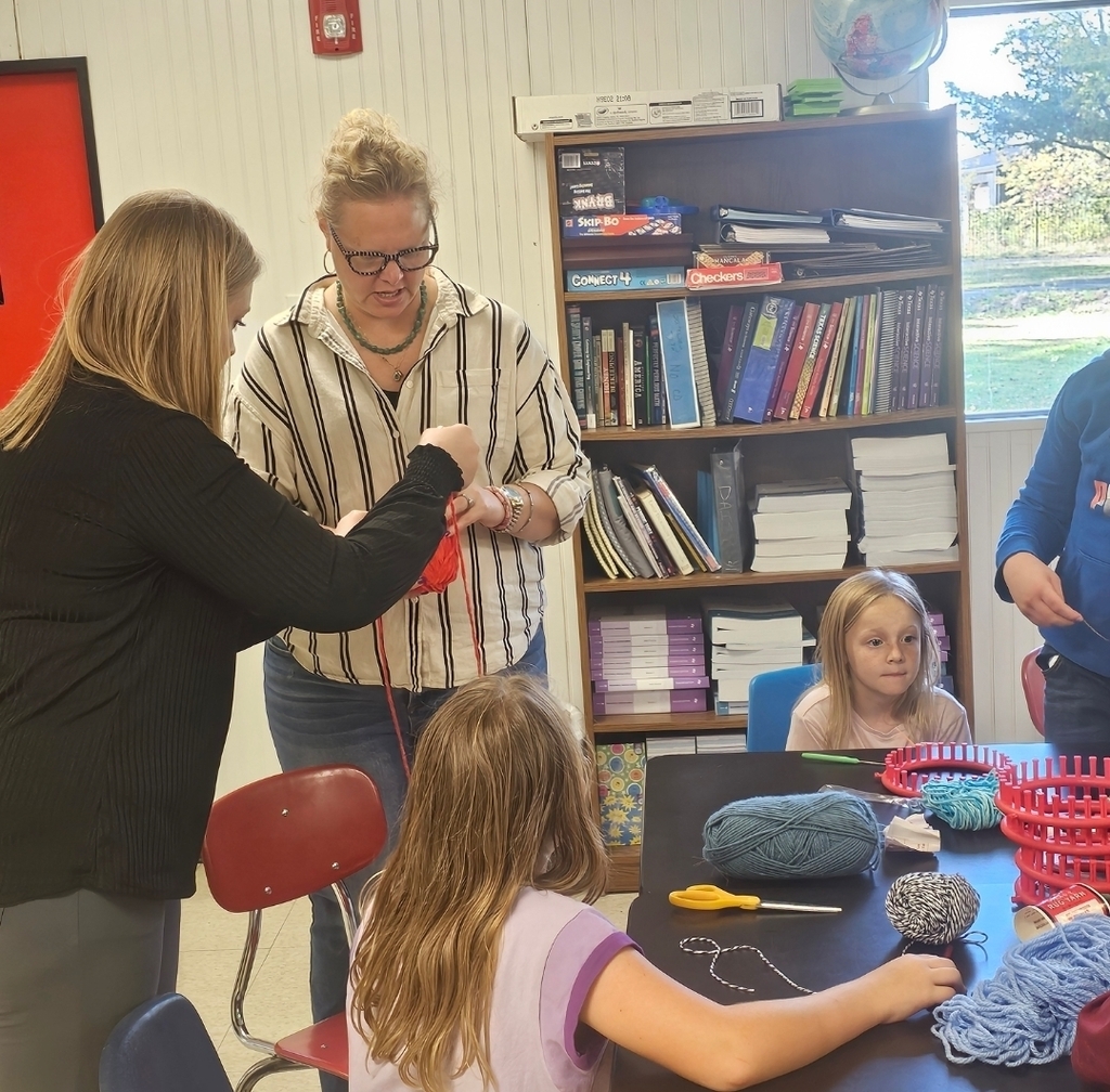 SIVELLS BEND ISD
4-H Students ~ Grades 6-7-8.
GETTING PREPARED FOR 4-H YOUTH FAIR
Enrichment Activities: ▪︎sewing
▪︎crochet
▪︎fiber arts
Students learned about sewing machines, sewing on paper, and seam allowance.
Projects:
▪︎ bracelet
▪︎ cap
▪︎ scarf