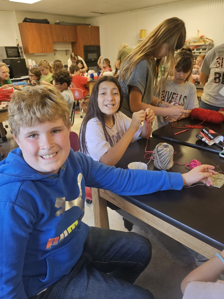 SIVELLS BEND ISD
4-H Students ~ Grades 6-7-8.
GETTING PREPARED FOR 4-H YOUTH FAIR
Enrichment Activities: ▪︎sewing
▪︎crochet
▪︎fiber arts
Students learned about sewing machines, sewing on paper, and seam allowance.
Projects:
▪︎ bracelet
▪︎ cap
▪︎ scarf