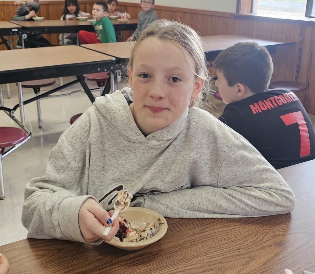 SIVELLS BEND ISD-
☆WALK ACROSS TEXAS☆
Students participated in the
Walk Across Texas Challenge.  The students were split up in 3 teams.  The team with the most miles had their own ice cream party. BLUE TEAM WON!!