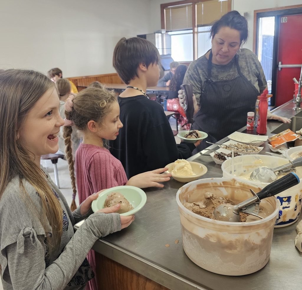 SIVELLS BEND ISD-
☆WALK ACROSS TEXAS☆
Students participated in the
Walk Across Texas Challenge.  The students were split up in 3 teams.  The team with the most miles had their own ice cream party. BLUE TEAM WON!!