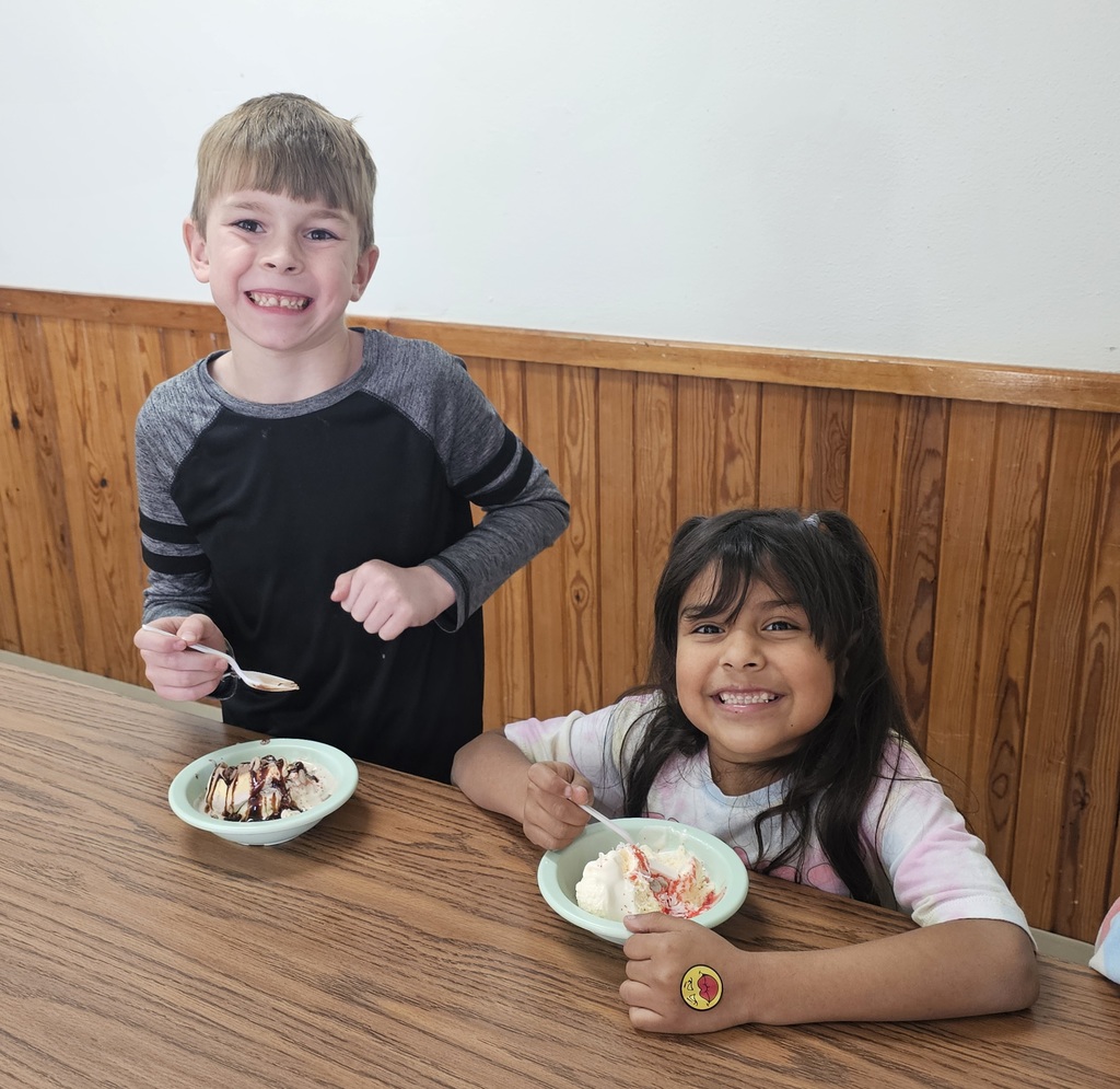 SIVELLS BEND ISD-
☆WALK ACROSS TEXAS☆
Students participated in the
Walk Across Texas Challenge.  The students were split up in 3 teams.  The team with the most miles had their own ice cream party. BLUE TEAM WON!!