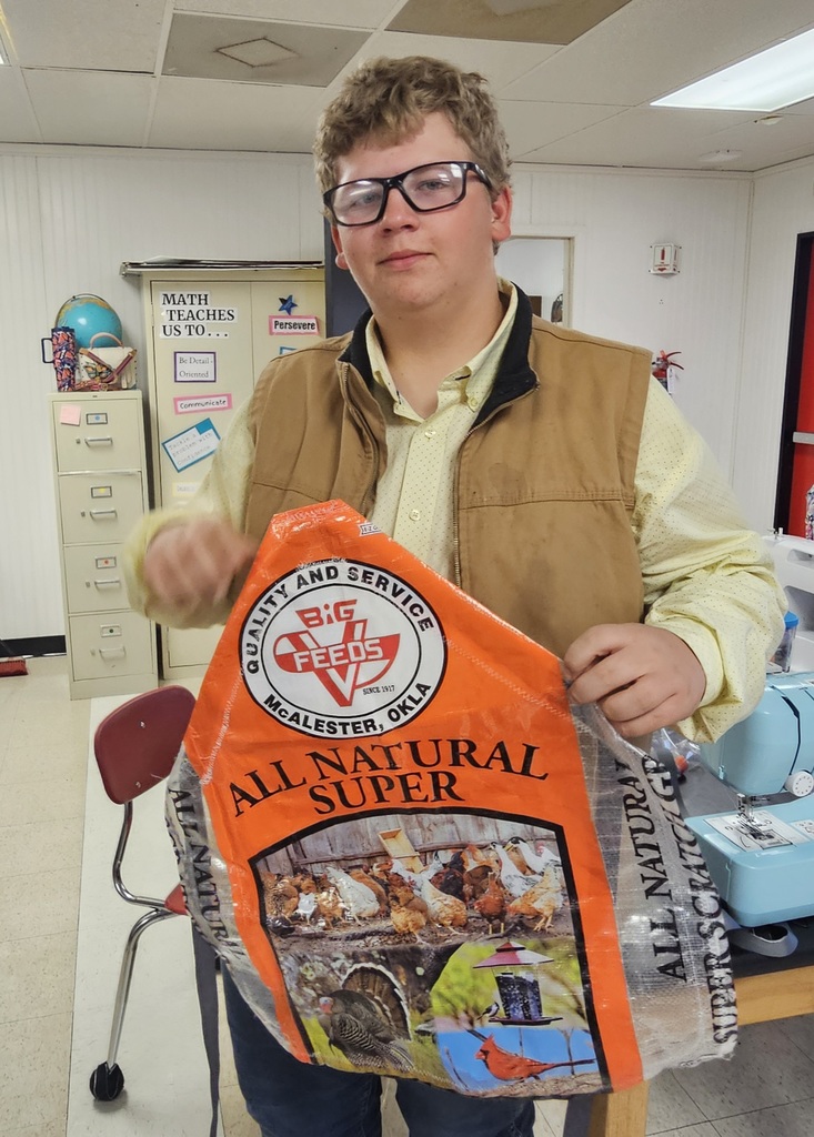 SIVELLS BEND ISD
4-H 6th 7th 8th Grades
Students engage in many Enrichment Activites through our 4-H program.
Today they learned about sewing machines, sewing on paper and seam allowance.