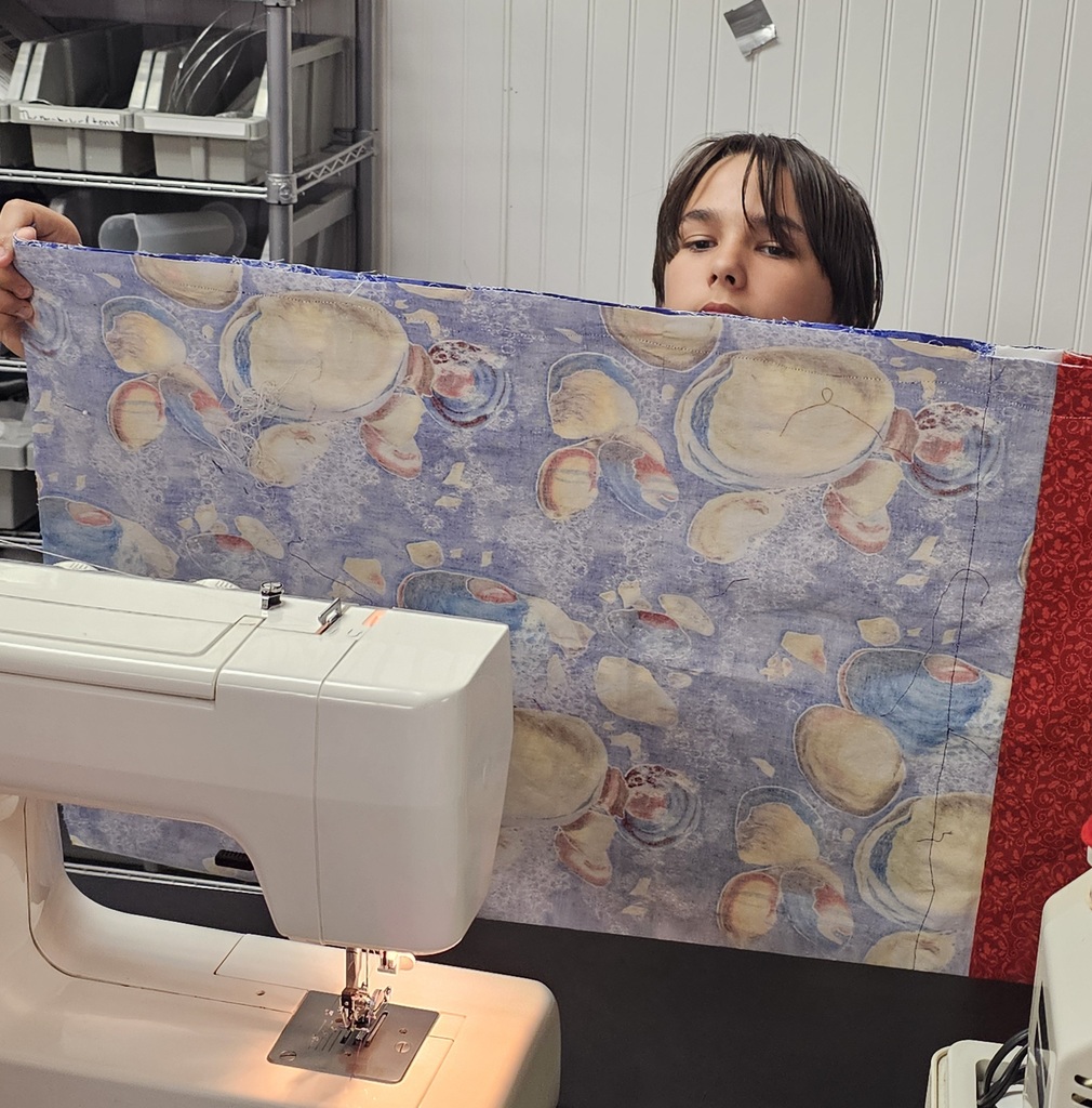 SIVELLS BEND ISD
4-H 6th 7th 8th Grades
Students engage in many Enrichment Activites through our 4-H program.
Today they learned about sewing machines, sewing on paper and seam allowance.