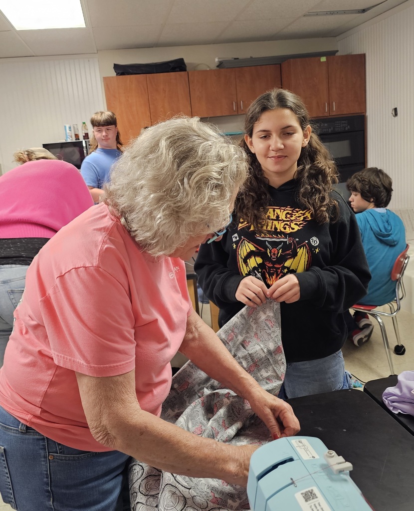 SIVELLS BEND ISD
4-H 6th 7th 8th Grades
Students engage in many Enrichment Activites through our 4-H program.
Today they learned about sewing machines, sewing on paper and seam allowance.