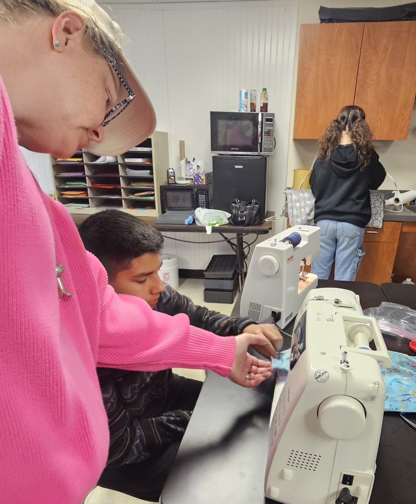 SIVELLS BEND ISD
4-H 6th 7th 8th Grades
Students engage in many Enrichment Activites through our 4-H program.
Today they learned about sewing machines, sewing on paper and seam allowance.