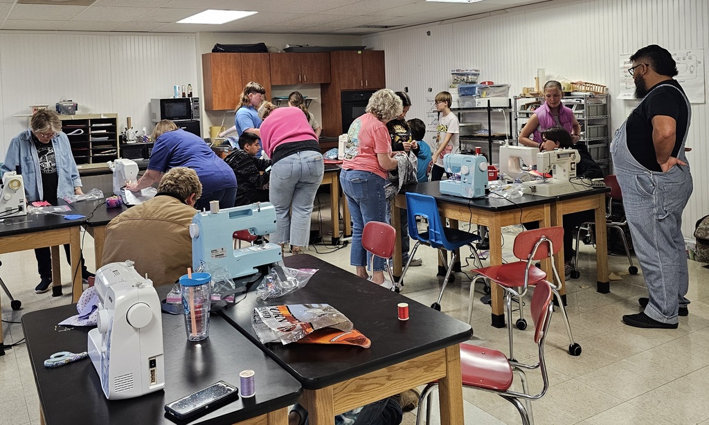 SIVELLS BEND ISD
4-H 6th 7th 8th Grades
Students engage in many Enrichment Activites through our 4-H program.
Today they learned about sewing machines, sewing on paper and seam allowance.