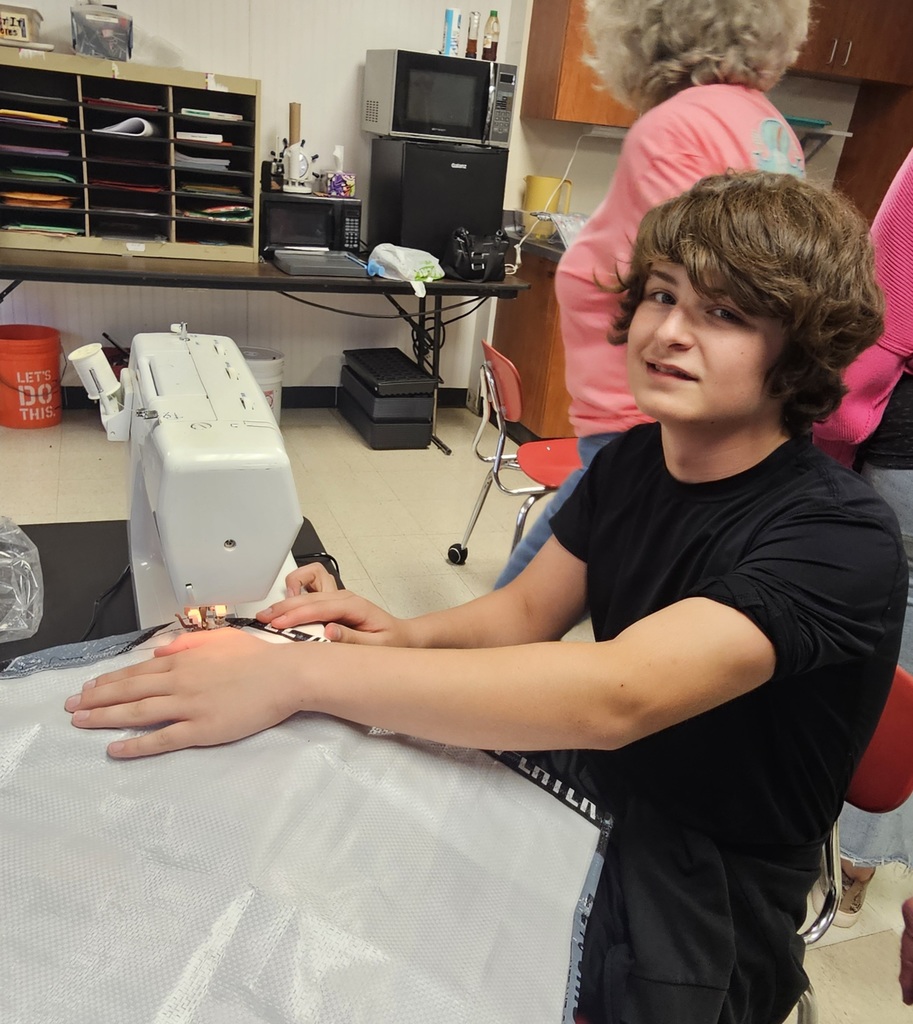SIVELLS BEND ISD
4-H 6th 7th 8th Grades
Students engage in many Enrichment Activites through our 4-H program.
Today they learned about sewing machines, sewing on paper and seam allowance.