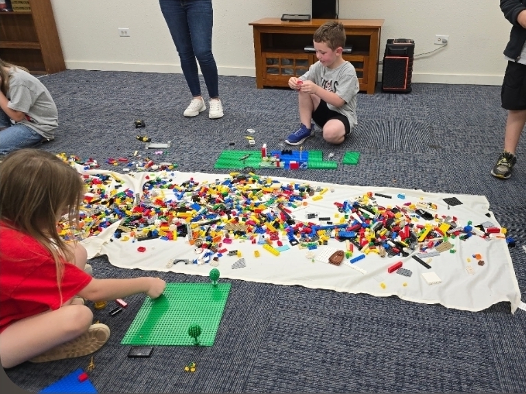 Sivells Bend ISD
Pre-K thru 2nd Grade
Field Trip to the Cooke County Library to view their art work.