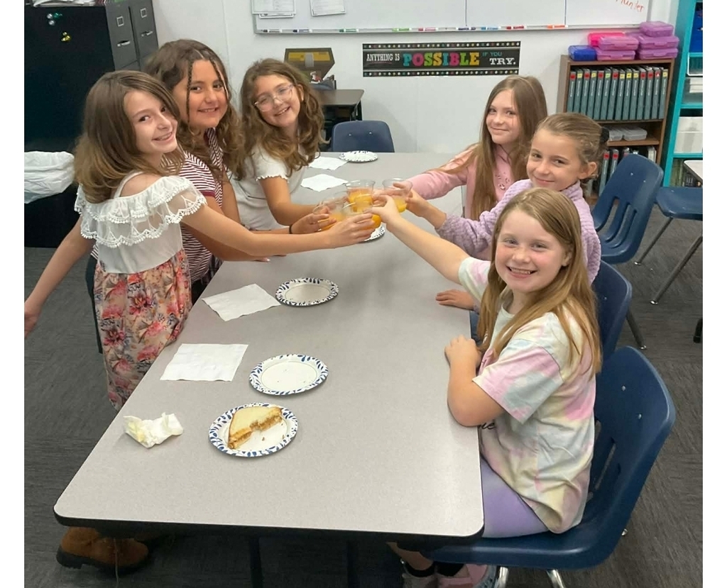 SIVELLS BEND ISD
3rd grade finished the book Because of Winn-Dixie. We loved it! Time for the movie and party! Party fare included Gloria’s famous Dump Punch, Winn-Dixie’s favorite peanut butter sandwiches, Egg Salad sandwiches… and specially procured Litmus Lozenge candies. 💕