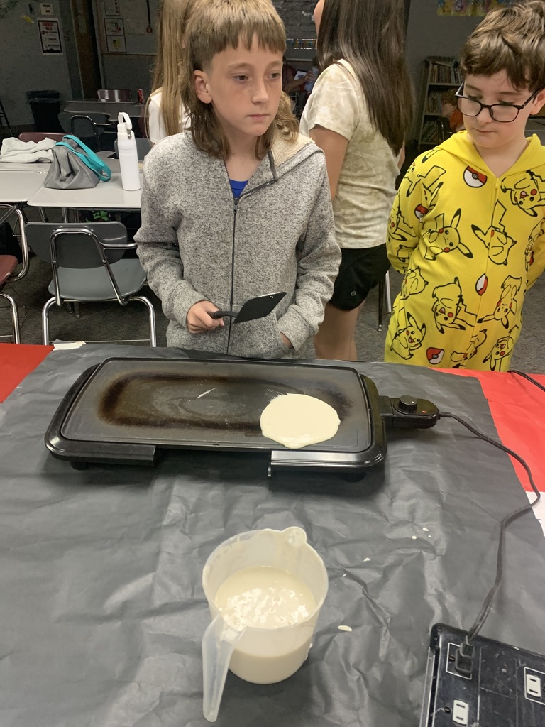 Postiers class making pancakes