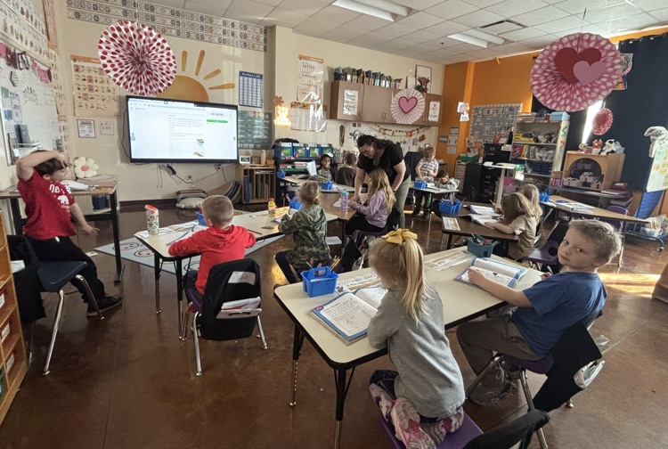 Students in Mrs. Schure's 1st grade class have been reading about some of the US Monuments in Washington, D.C. Today they added themselves to the story by writing their own dialogue and illustrating the scene. 🇺🇸 
