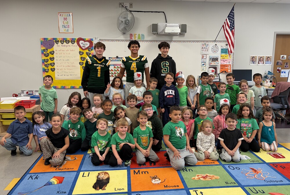 Kindergarten studnets welcome the SHS Football Players 