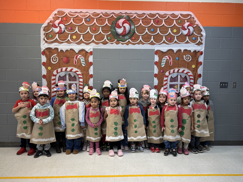 students wearing gingerbread aprons