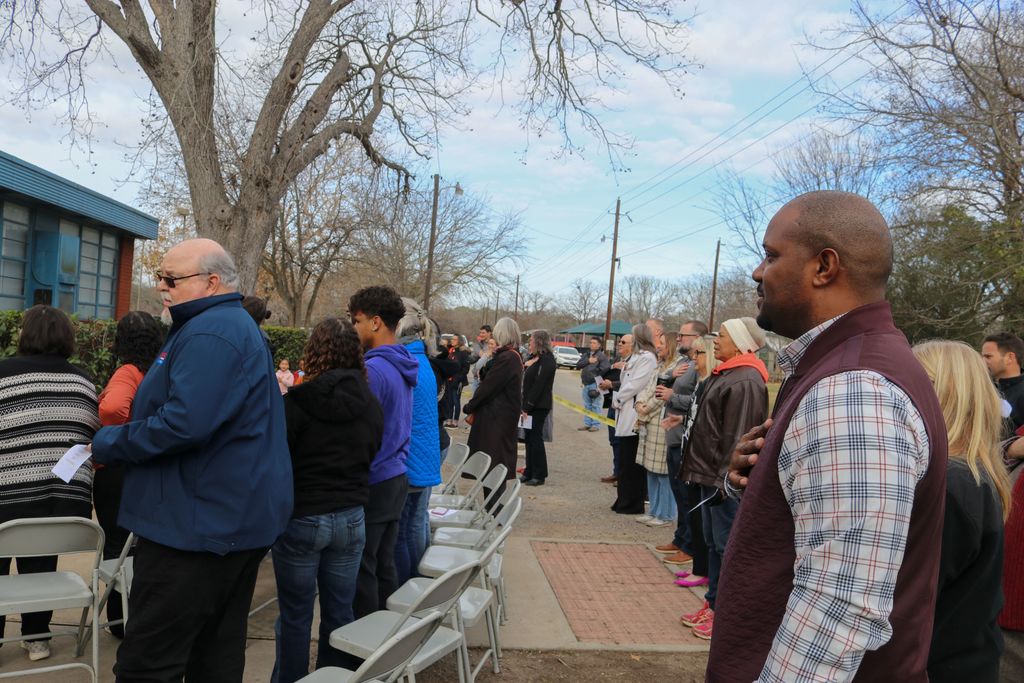 crowd saying the pledge of allegience
