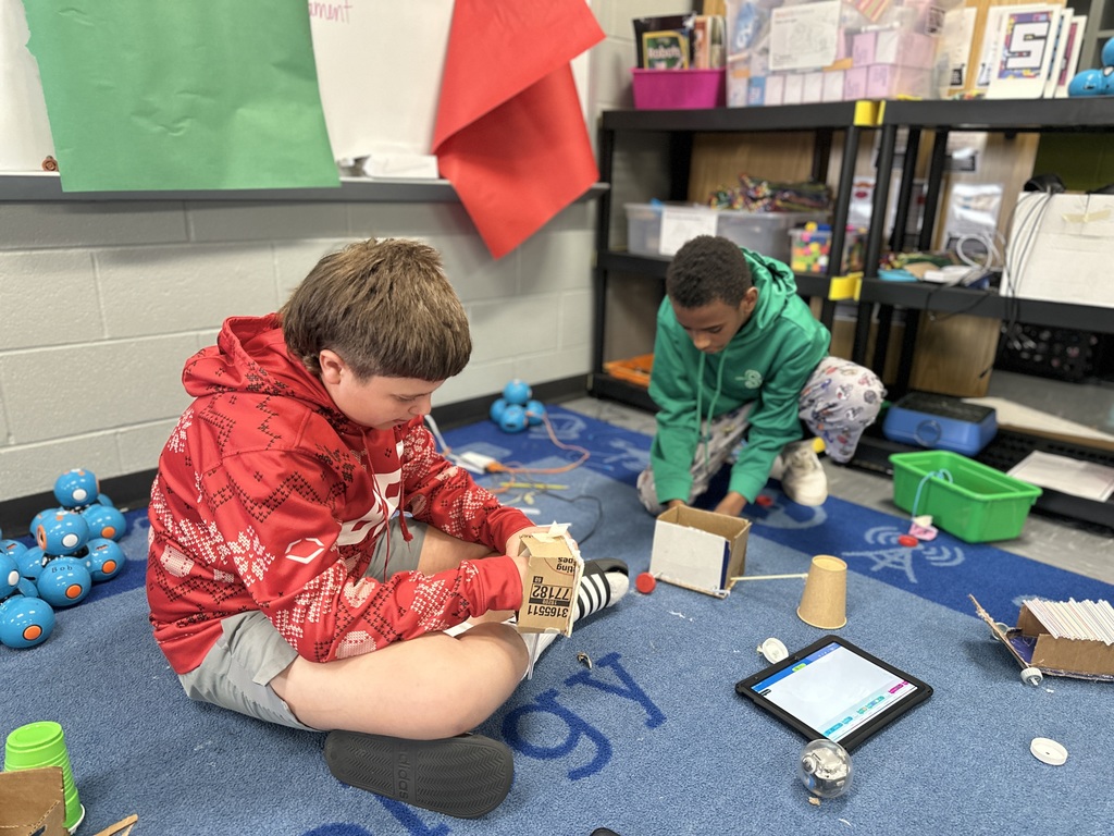 6th Grade students work on engineering project