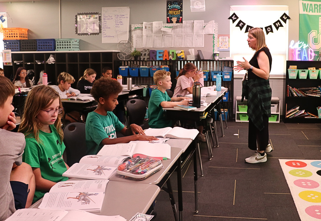 Mrs. Stone's 4th grade students learn about  Knights, Craftsmen, Munks, and nuns using graphic organizers and books.