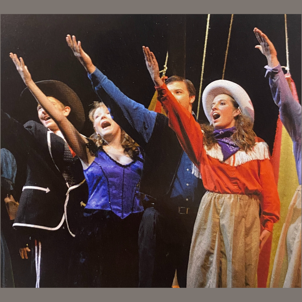 Final moments of the musical being sang by the cast. (2014)