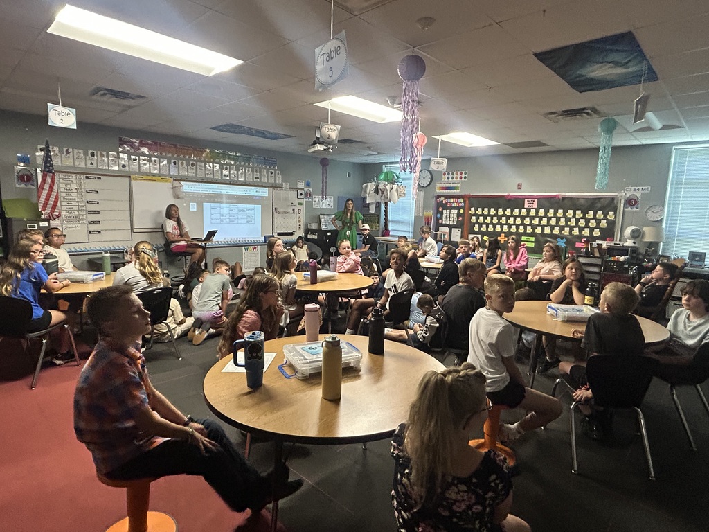 Picture of the fifth grade talking.