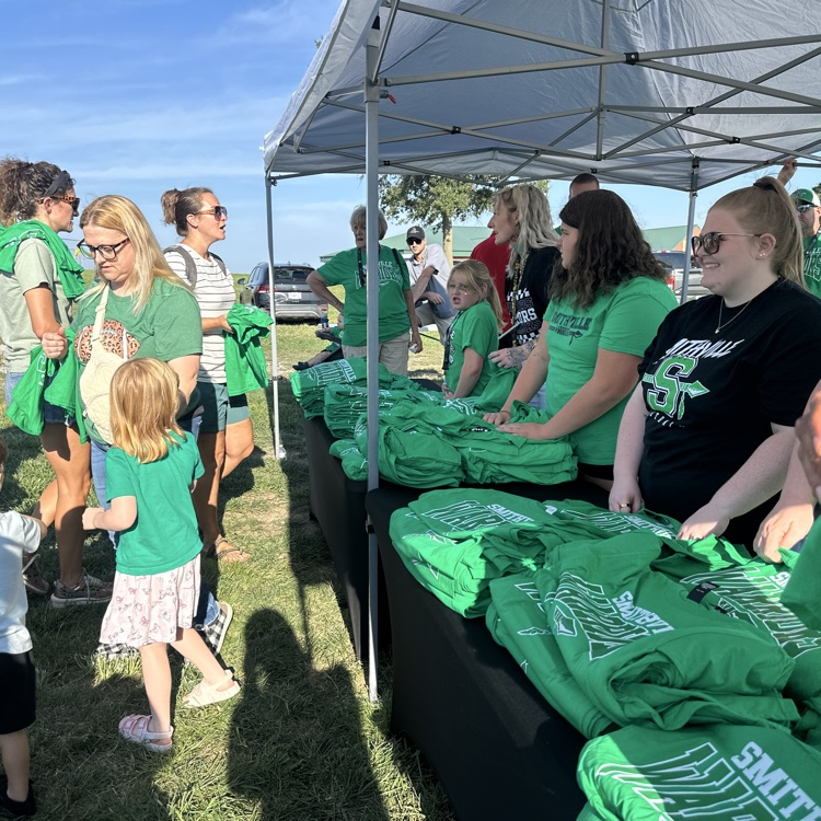 people in line to get their free tshirts