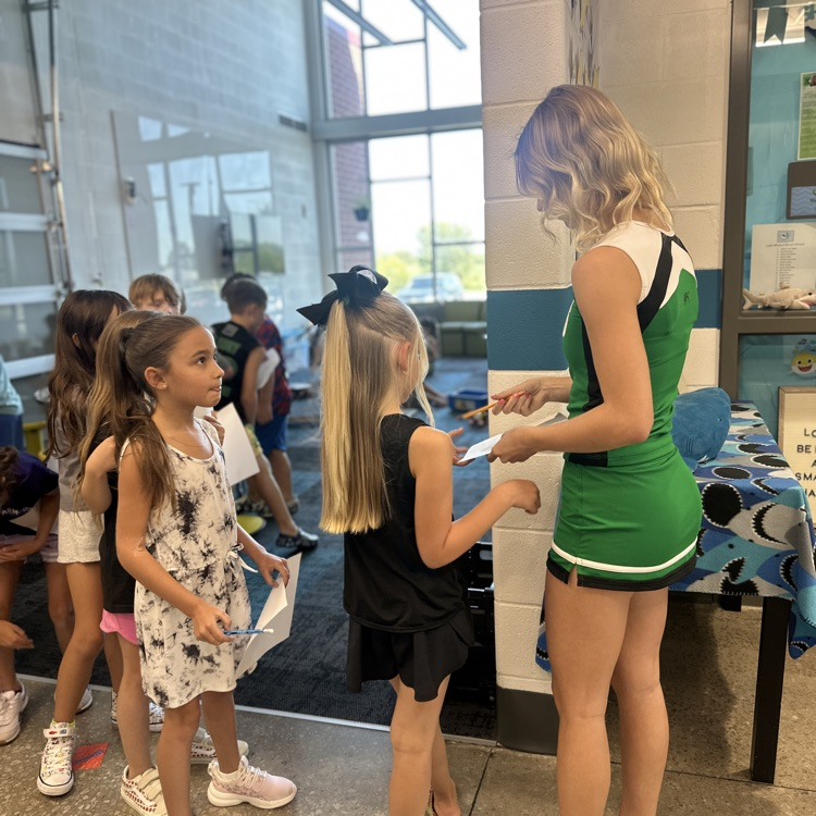 girls in line to get Mia’s autograph