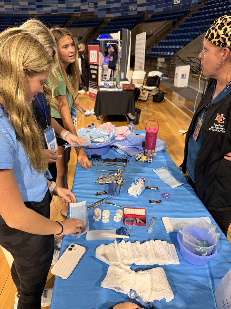 A biomedical student speaks to a nurse.