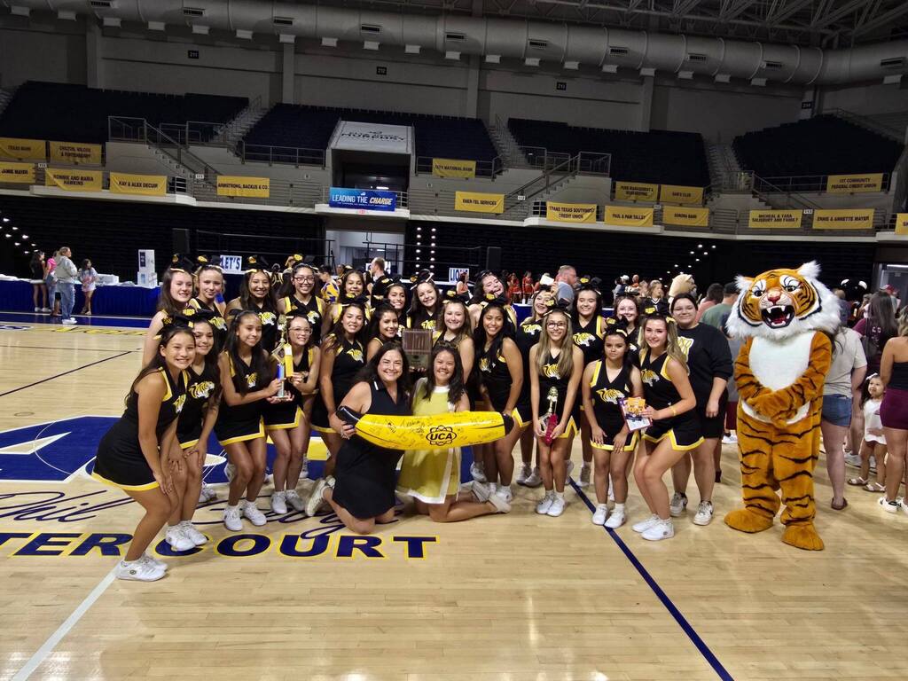 SHS Cheer posing for picture
