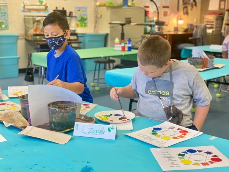 art students drawing 