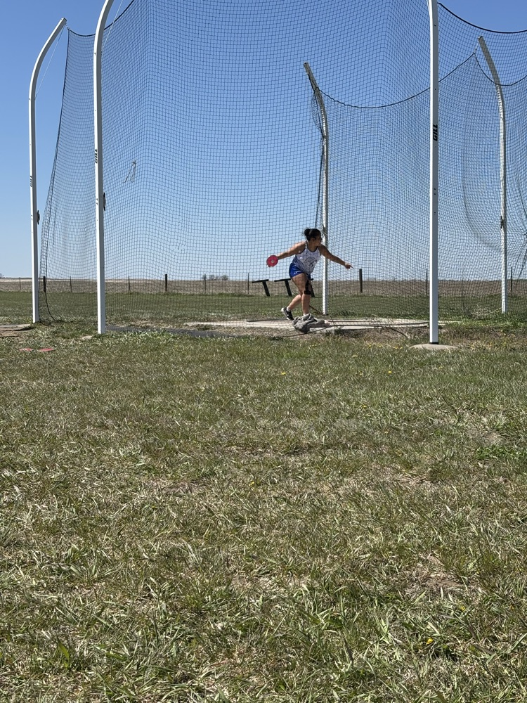 Isabella See Walker throwing Discus