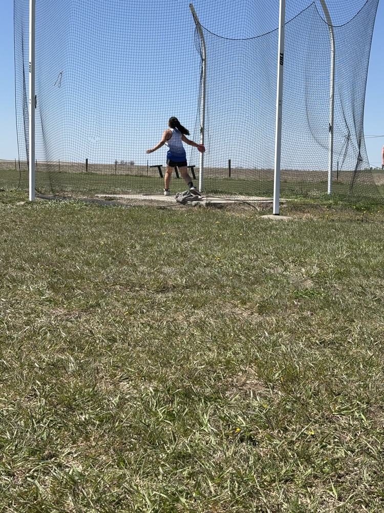 Kaylee Harrison throwing discus