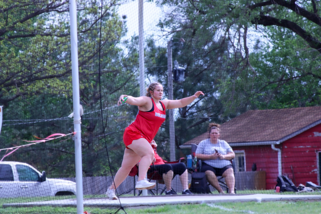 student mid throw at discus