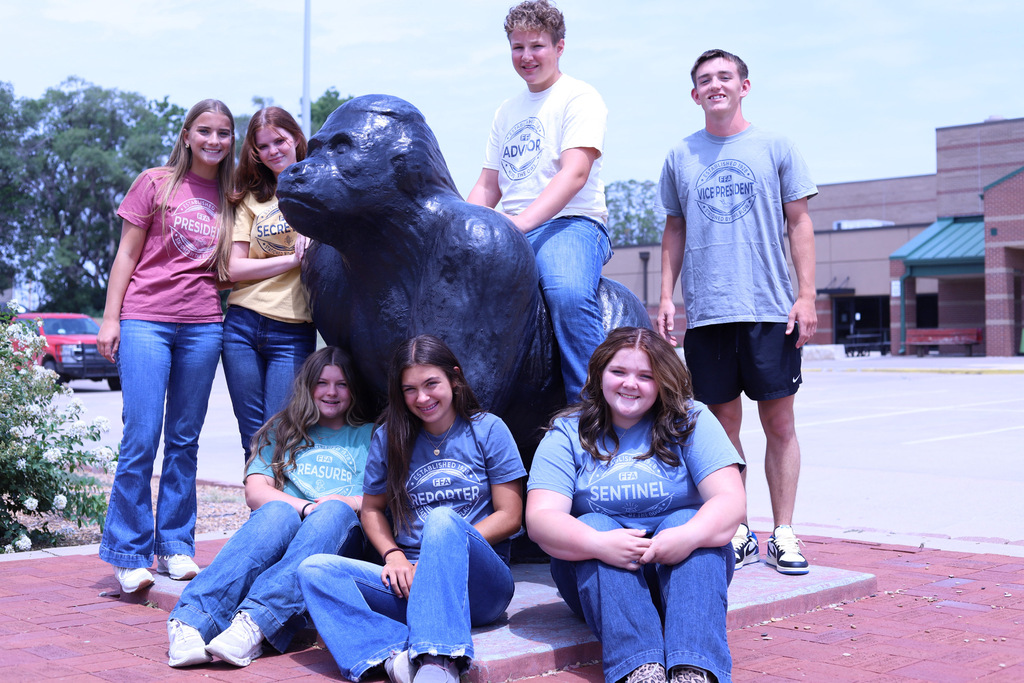 FFA Officers posing with the gorilla statue
