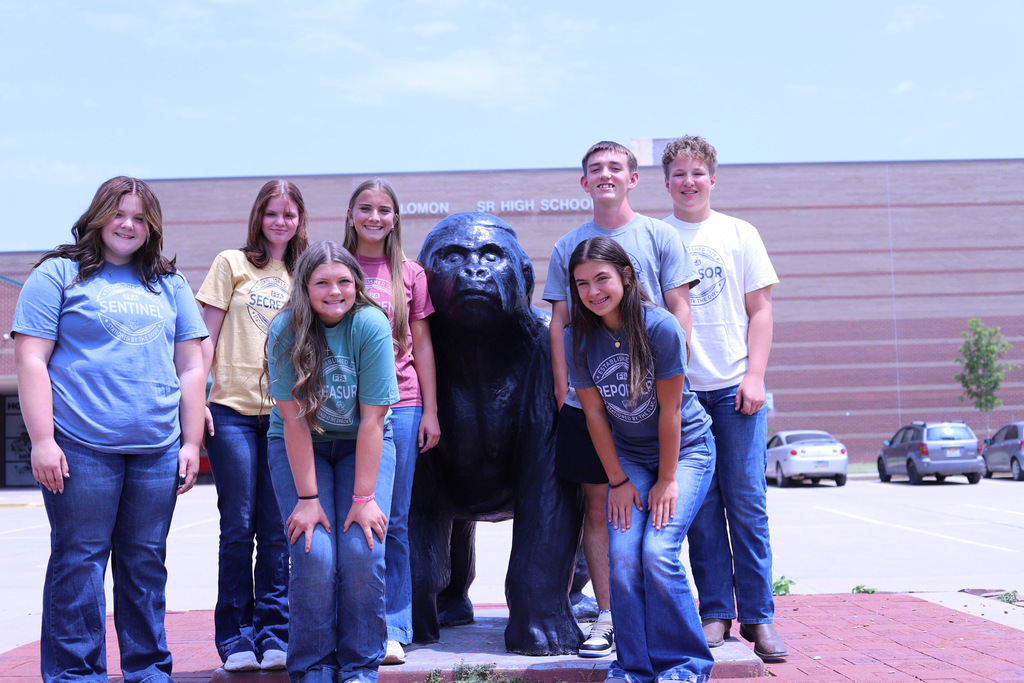FFA Officers posing with the gorilla statue