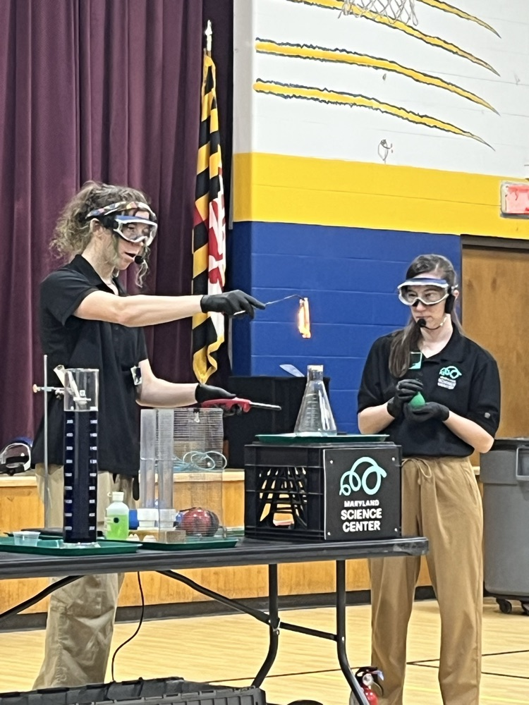 2 people doing a science experiment