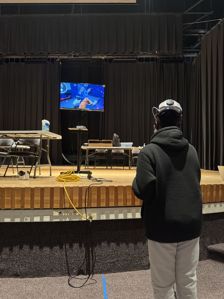 A student operating on a knee virtually while his classmates could watch.