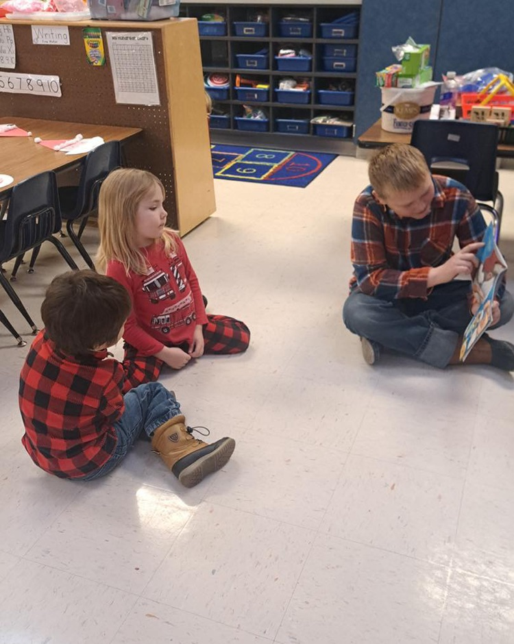 Holiday excitement filled Junior Kindergarten as Mrs. Hafner’s 4th graders stopped by to read festive stories and model the Spartan Way during playtime. 