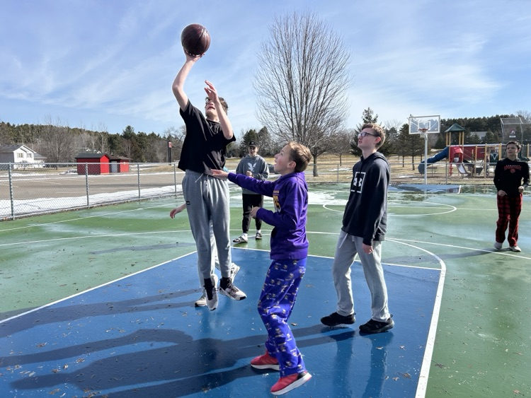 8th graders who had all of their work completed enjoyed a trip to Larry Forrest Park for some fun in the sun! ☀️🌳 It was a great way to celebrate their hard work and responsibility. #SomersetSpartanPride