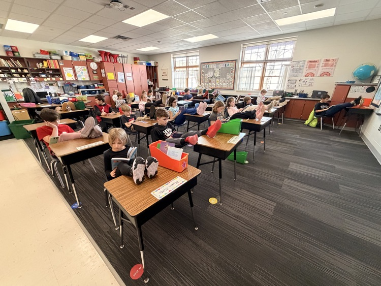 📚 Mrs. Forrest’s 3rd graders are reading like bosses for Read Across America Week! Keep up the great reading! 👏 #SomersetSpartanPride