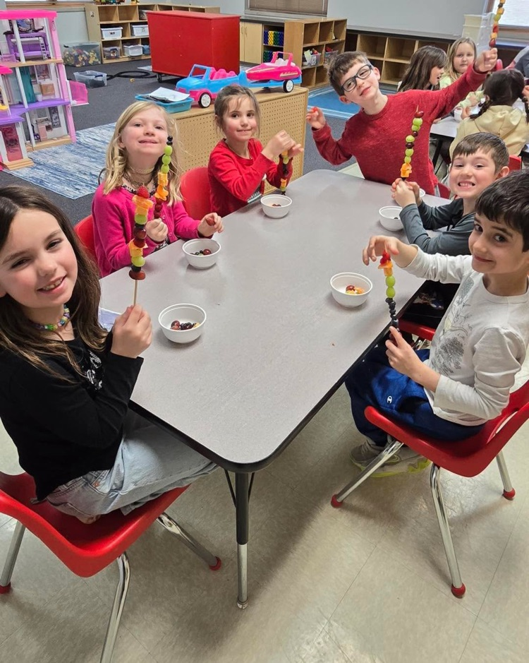 Spartan Kids Club had a colorful and tasty activity over Spring Break as students created their own “Rainbow Skewers” using fresh fruit and cheese! 🌈🧀🍓 #SomersetSpartanPride