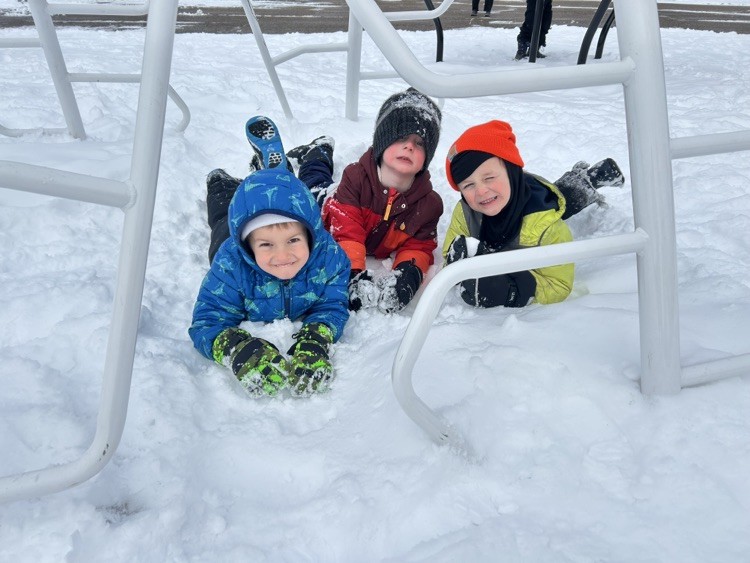 Students in Ms. Larson’s AM JK class enjoyed some time outside playing in the snow! ⛄️❄️ #SomersetSpartanPride 