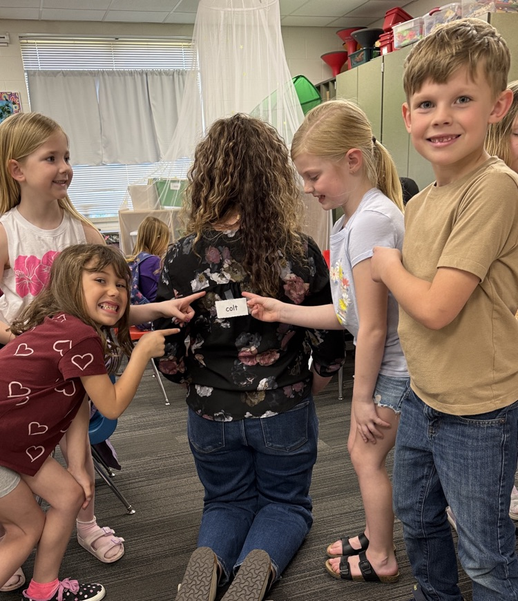 First grade students had a blast with some friendly competition while practicing this week’s phonics pattern! 