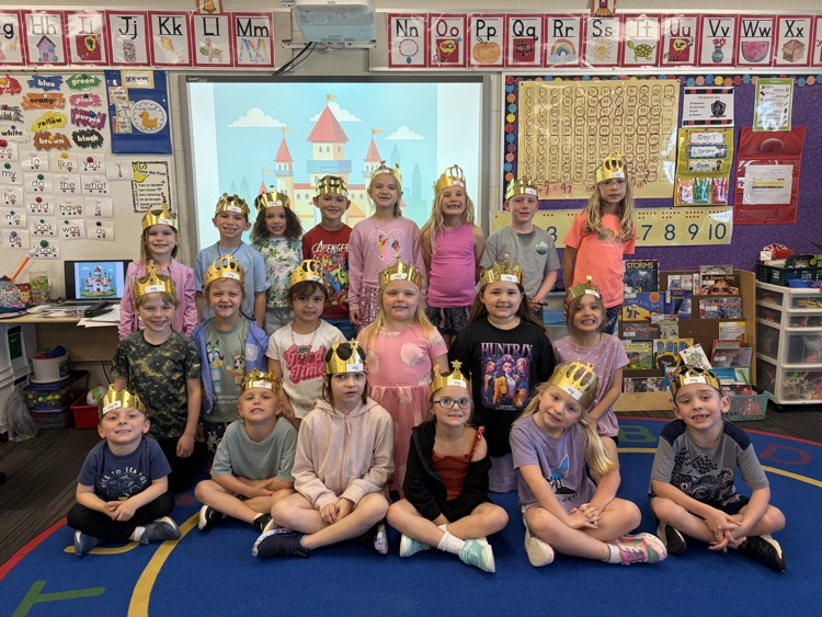 Kindergarten students had fun learning about the -ng digraph by decorating their “King of -ing” crowns with a little sparkle! 