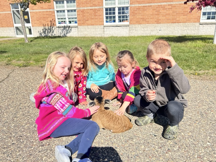 Zippy Zack made a special visit to SES and stopped by Ms. Larson’s class for some extra fun! 