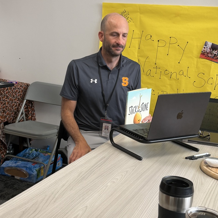 superintendent jr lubisco reads to VDV students about community