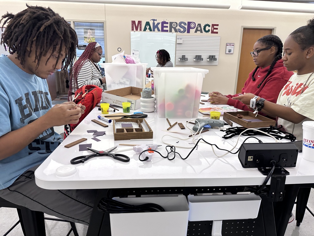 Criminal Justice Students in Makerspace